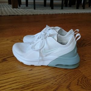 nike women's air max motion 2 sneaker - pale blue